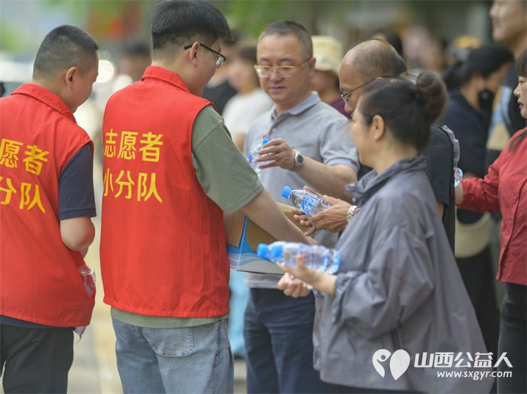 太原市志愿小分队与太钢公益联盟的统筹组织下太钢的青年志愿者齐聚太原市第十五中学高考考点服务高考考生 - 第52张