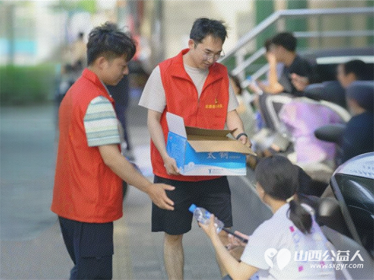 太原市志愿小分队与太钢公益联盟的统筹组织下太钢的青年志愿者齐聚太原市第十五中学高考考点服务高考考生 - 第17张