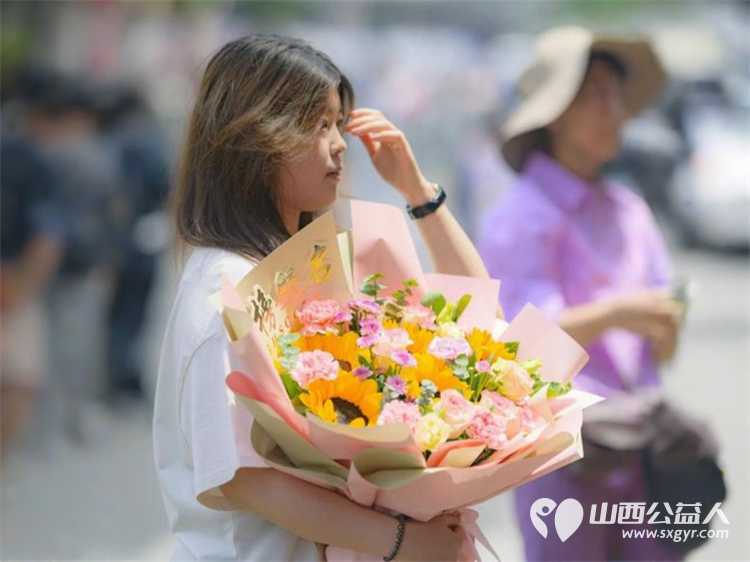 太原市志愿小分队与太钢公益联盟的统筹组织下太钢的青年志愿者齐聚太原市第十五中学高考考点服务高考考生 - 第54张