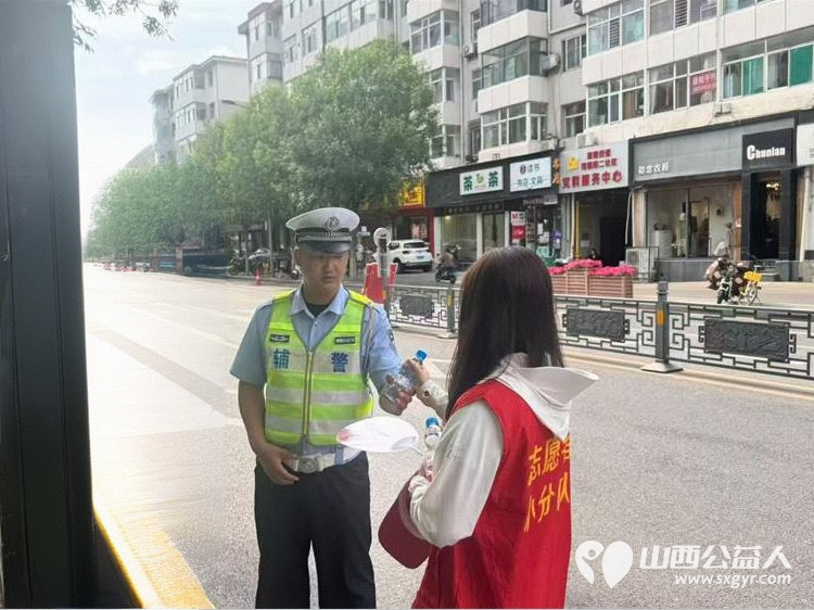 太原市志愿小分队与太钢公益联盟的统筹组织下太钢的青年志愿者齐聚太原市第十五中学高考考点服务高考考生 - 第27张