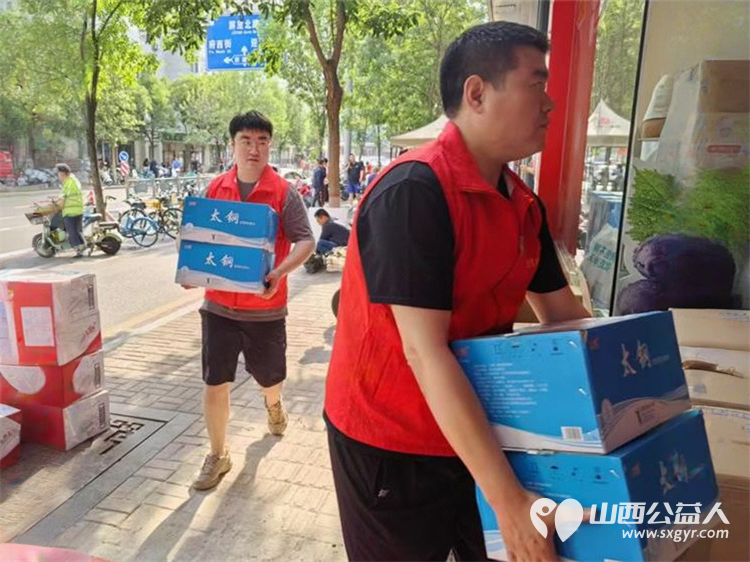 太原市志愿小分队与太钢公益联盟的统筹组织下太钢的青年志愿者齐聚太原市第十五中学高考考点服务高考考生 - 第50张