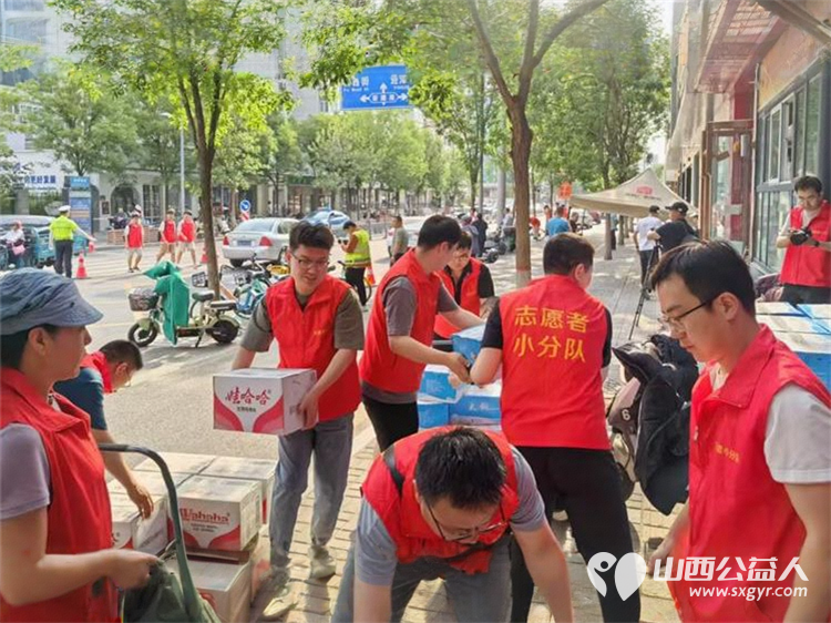 太原市志愿小分队与太钢公益联盟的统筹组织下太钢的青年志愿者齐聚太原市第十五中学高考考点服务高考考生 - 第53张