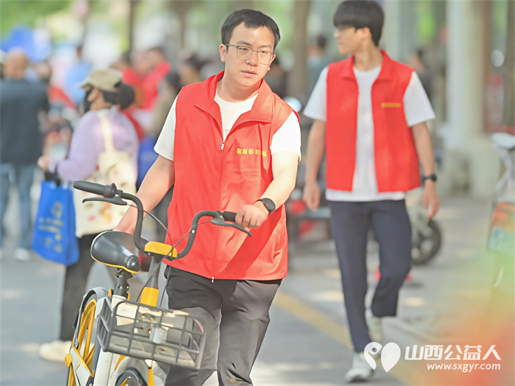 太原市志愿小分队与太钢公益联盟的统筹组织下太钢的青年志愿者齐聚太原市第十五中学高考考点服务高考考生 - 第22张