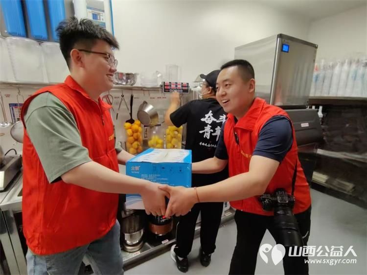 太原市志愿小分队与太钢公益联盟的统筹组织下太钢的青年志愿者齐聚太原市第十五中学高考考点服务高考考生 - 第48张