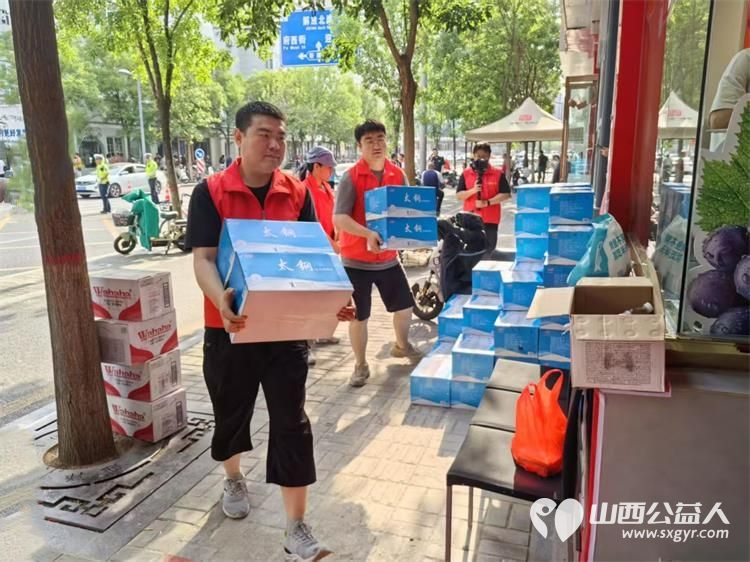 太原市志愿小分队与太钢公益联盟的统筹组织下太钢的青年志愿者齐聚太原市第十五中学高考考点服务高考考生 - 第49张