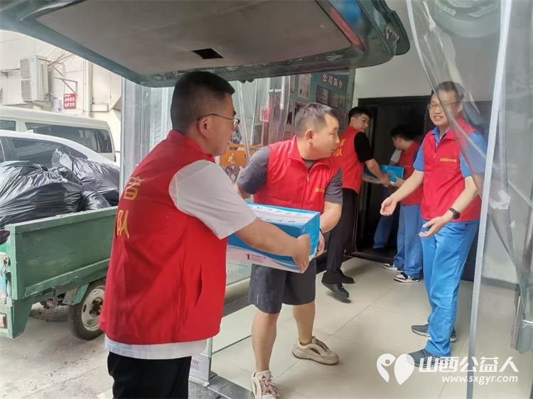 太原市志愿小分队与太钢公益联盟的统筹组织下太钢的青年志愿者齐聚太原市第十五中学高考考点服务高考考生 - 第47张