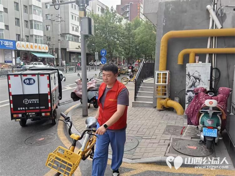 太原市志愿小分队与太钢公益联盟的统筹组织下太钢的青年志愿者齐聚太原市第十五中学高考考点服务高考考生 - 第21张