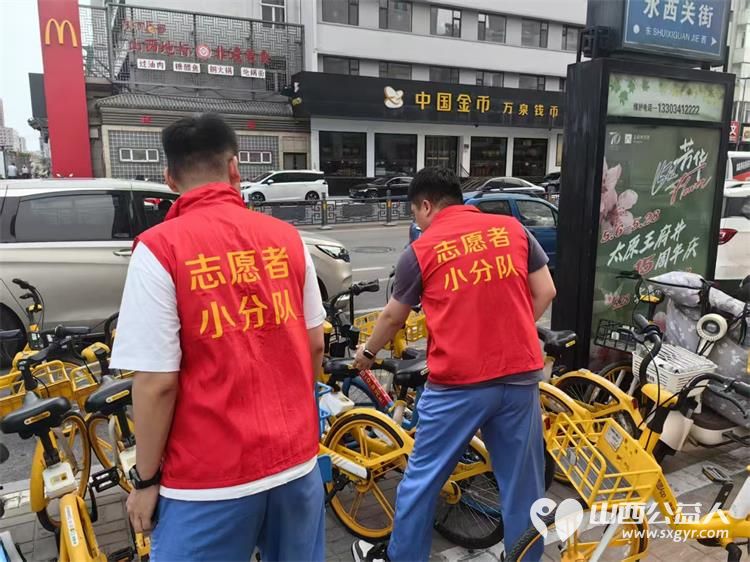 太原市志愿小分队与太钢公益联盟的统筹组织下太钢的青年志愿者齐聚太原市第十五中学高考考点服务高考考生 - 第20张