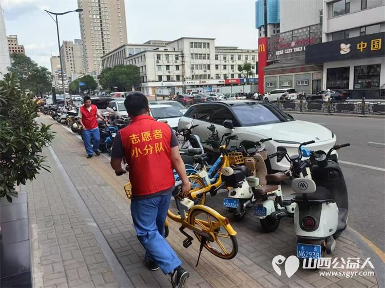 太原市志愿小分队与太钢公益联盟的统筹组织下太钢的青年志愿者齐聚太原市第十五中学高考考点服务高考考生 - 第19张