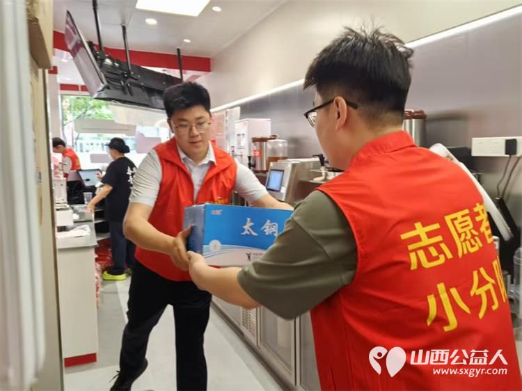 太原市志愿小分队与太钢公益联盟的统筹组织下太钢的青年志愿者齐聚太原市第十五中学高考考点服务高考考生 - 第45张