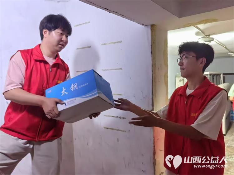 太原市志愿小分队与太钢公益联盟的统筹组织下太钢的青年志愿者齐聚太原市第十五中学高考考点服务高考考生 - 第44张