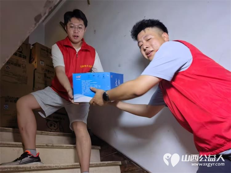 太原市志愿小分队与太钢公益联盟的统筹组织下太钢的青年志愿者齐聚太原市第十五中学高考考点服务高考考生 - 第42张