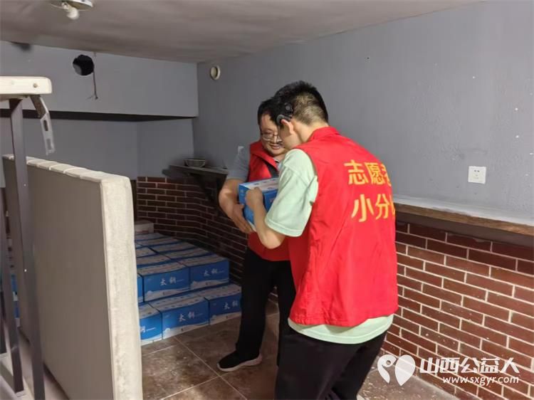 太原市志愿小分队与太钢公益联盟的统筹组织下太钢的青年志愿者齐聚太原市第十五中学高考考点服务高考考生 - 第43张