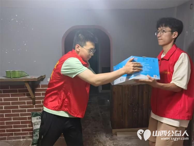 太原市志愿小分队与太钢公益联盟的统筹组织下太钢的青年志愿者齐聚太原市第十五中学高考考点服务高考考生 - 第39张