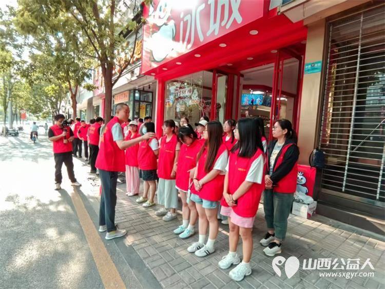 太原市志愿小分队与太钢公益联盟的统筹组织下太钢的青年志愿者齐聚太原市第十五中学高考考点服务高考考生 - 第11张