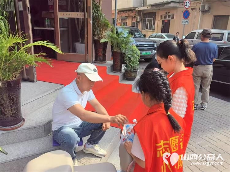 太原市志愿小分队与太钢公益联盟的统筹组织下太钢的青年志愿者齐聚太原市第十五中学高考考点服务高考考生 - 第35张