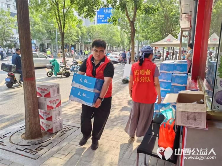 太原市志愿小分队与太钢公益联盟的统筹组织下太钢的青年志愿者齐聚太原市第十五中学高考考点服务高考考生 - 第38张