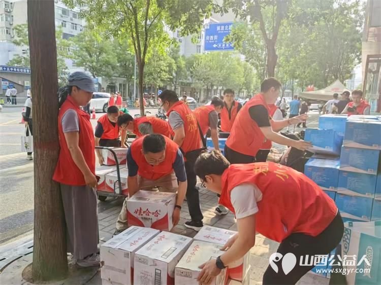 太原市志愿小分队与太钢公益联盟的统筹组织下太钢的青年志愿者齐聚太原市第十五中学高考考点服务高考考生 - 第36张