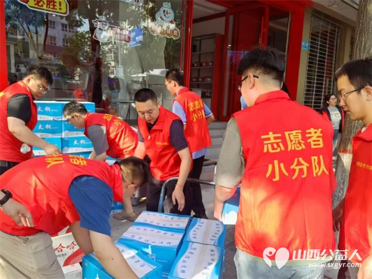 太原市志愿小分队与太钢公益联盟的统筹组织下太钢的青年志愿者齐聚太原市第十五中学高考考点服务高考考生 - 第37张