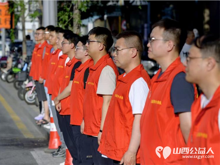 太原市志愿小分队与太钢公益联盟的统筹组织下太钢的青年志愿者齐聚太原市第十五中学高考考点服务高考考生 - 第13张