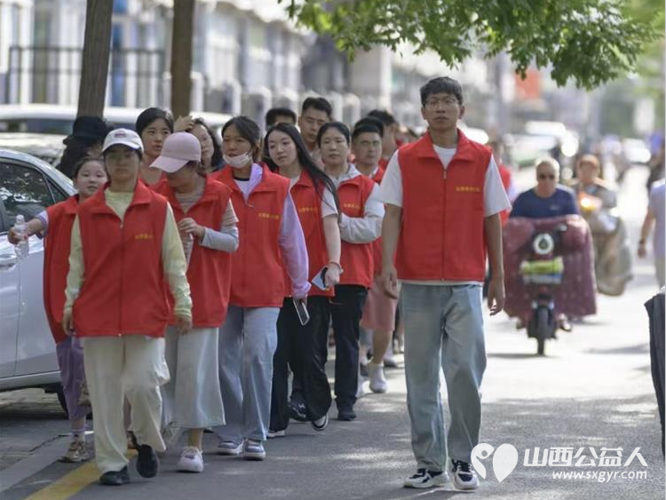 太原市志愿小分队与太钢公益联盟的统筹组织下太钢的青年志愿者齐聚太原市第十五中学高考考点服务高考考生 - 第6张