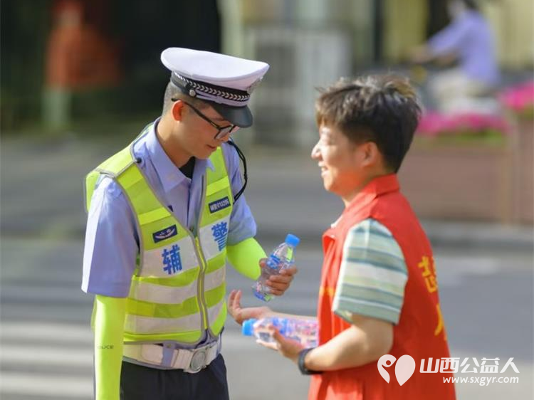 太原市志愿小分队与太钢公益联盟的统筹组织下太钢的青年志愿者齐聚太原市第十五中学高考考点服务高考考生 - 第26张