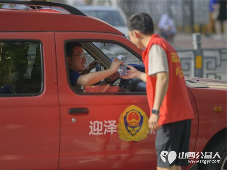太原市志愿小分队与太钢公益联盟的统筹组织下太钢的青年志愿者齐聚太原市第十五中学高考考点服务高考考生 - 第33张