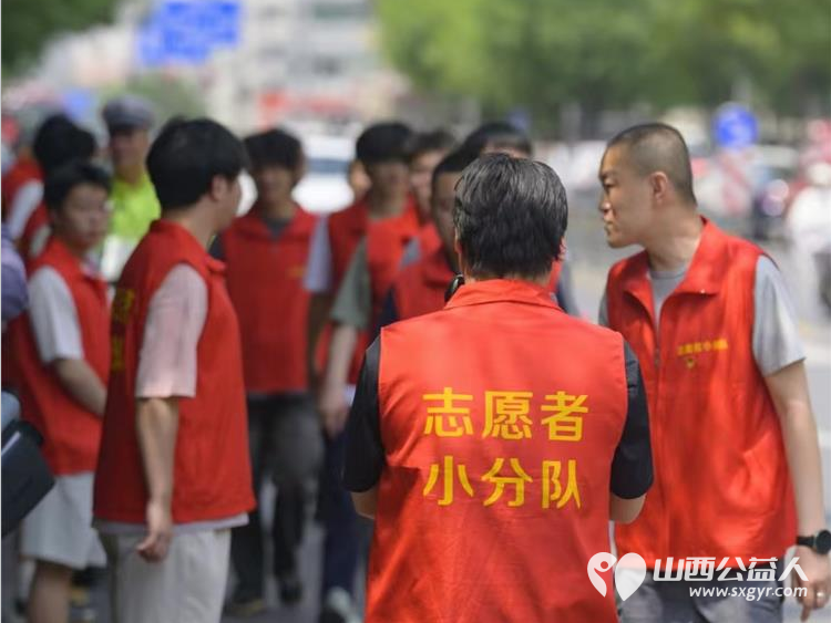 太原市志愿小分队与太钢公益联盟的统筹组织下太钢的青年志愿者齐聚太原市第十五中学高考考点服务高考考生 - 第31张