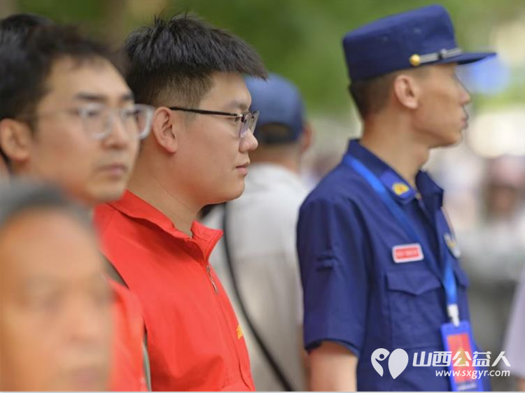 太原市志愿小分队与太钢公益联盟的统筹组织下太钢的青年志愿者齐聚太原市第十五中学高考考点服务高考考生 - 第30张