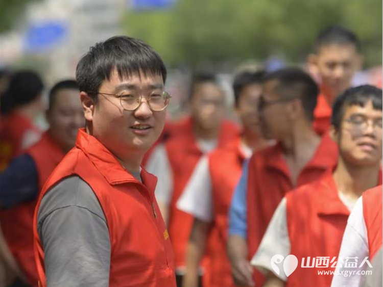 太原市志愿小分队与太钢公益联盟的统筹组织下太钢的青年志愿者齐聚太原市第十五中学高考考点服务高考考生 - 第28张