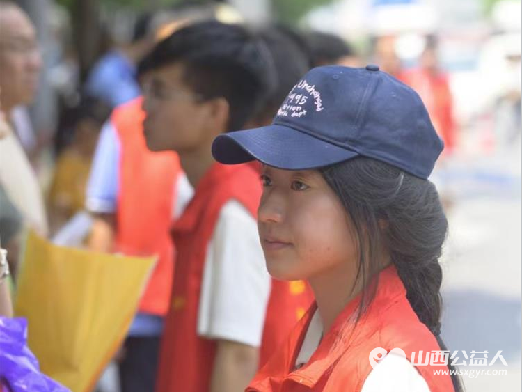 太原市志愿小分队与太钢公益联盟的统筹组织下太钢的青年志愿者齐聚太原市第十五中学高考考点服务高考考生 - 第29张