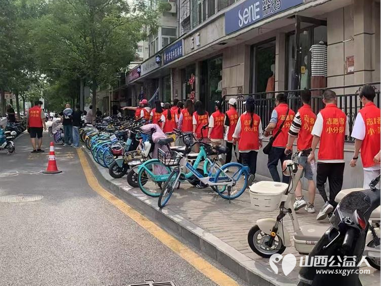 太原市志愿小分队与太钢公益联盟的统筹组织下太钢的青年志愿者齐聚太原市第十五中学高考考点服务高考考生 - 第7张