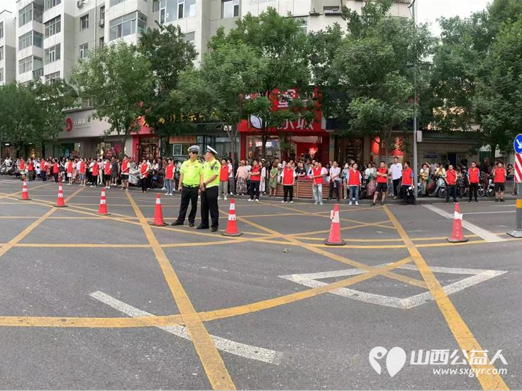 太原市志愿小分队与太钢公益联盟的统筹组织下太钢的青年志愿者齐聚太原市第十五中学高考考点服务高考考生 - 第25张