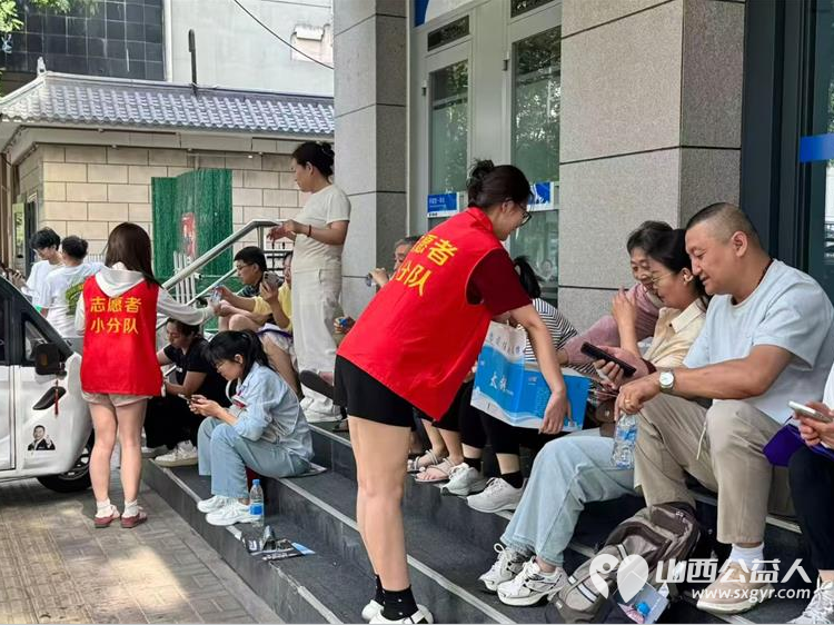 太原市志愿小分队与太钢公益联盟的统筹组织下太钢的青年志愿者齐聚太原市第十五中学高考考点服务高考考生 - 第15张
