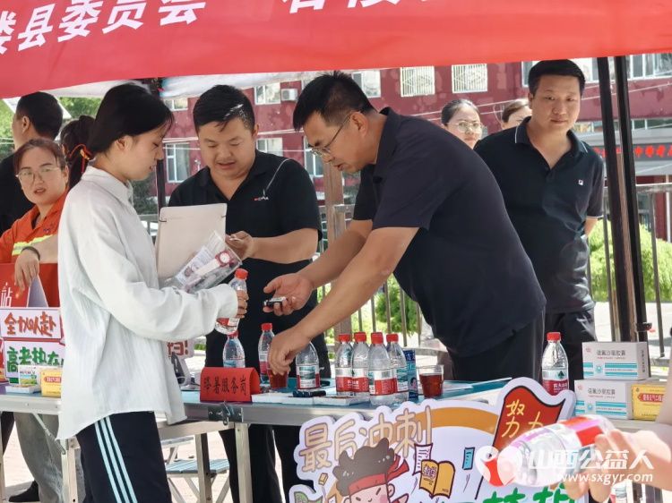 高考路上不孤单！石楼县青年志愿者协会这群红马甲神操作：清凉、解渴、救急，为梦想加油一站搞定 - 第46张