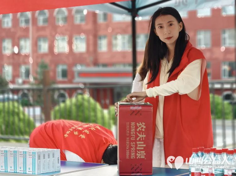 高考路上不孤单！石楼县青年志愿者协会这群红马甲神操作：清凉、解渴、救急，为梦想加油一站搞定 - 第44张