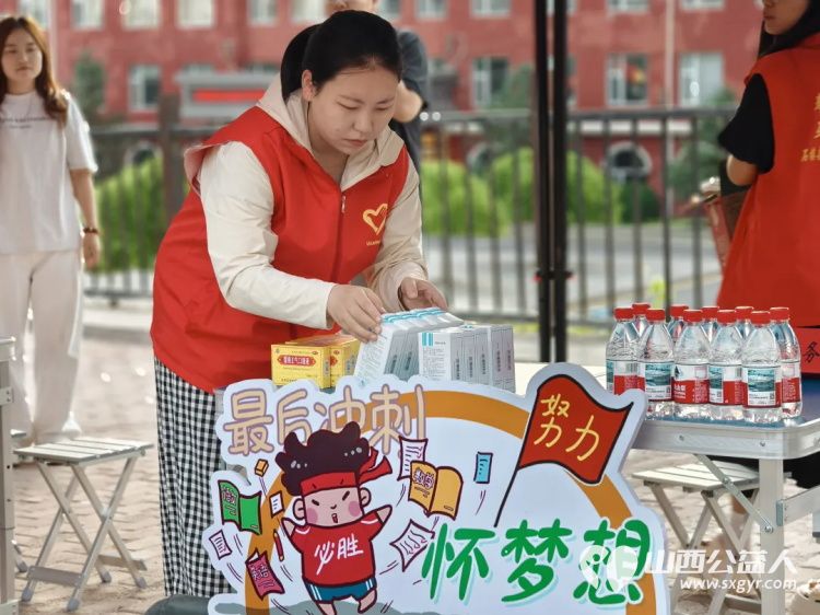 高考路上不孤单！石楼县青年志愿者协会这群红马甲神操作：清凉、解渴、救急，为梦想加油一站搞定 - 第17张