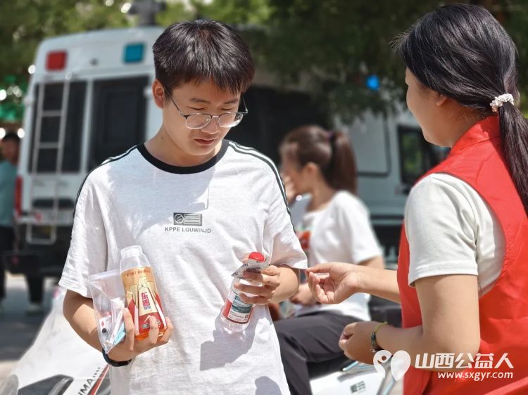 高考路上不孤单！石楼县青年志愿者协会这群红马甲神操作：清凉、解渴、救急，为梦想加油一站搞定 - 第41张