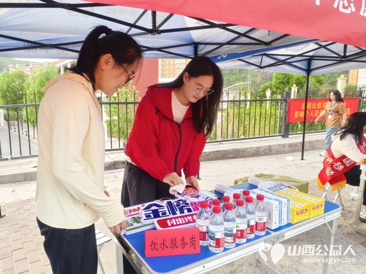 高考路上不孤单！石楼县青年志愿者协会这群红马甲神操作：清凉、解渴、救急，为梦想加油一站搞定 - 第39张