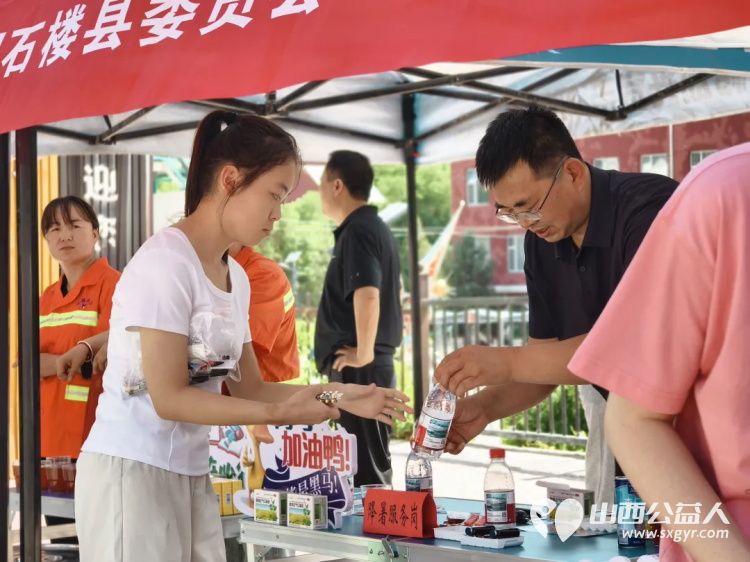 高考路上不孤单！石楼县青年志愿者协会这群红马甲神操作：清凉、解渴、救急，为梦想加油一站搞定 - 第40张