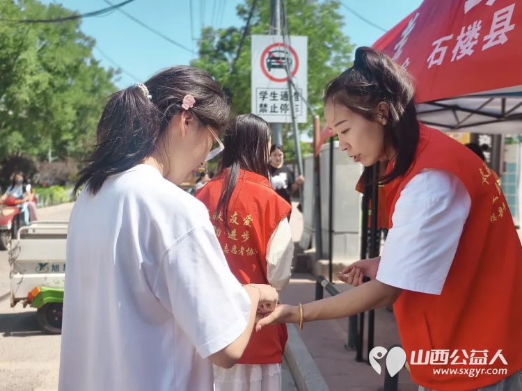 高考路上不孤单！石楼县青年志愿者协会这群红马甲神操作：清凉、解渴、救急，为梦想加油一站搞定 - 第38张