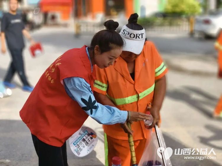 高考路上不孤单！石楼县青年志愿者协会这群红马甲神操作：清凉、解渴、救急，为梦想加油一站搞定 - 第37张