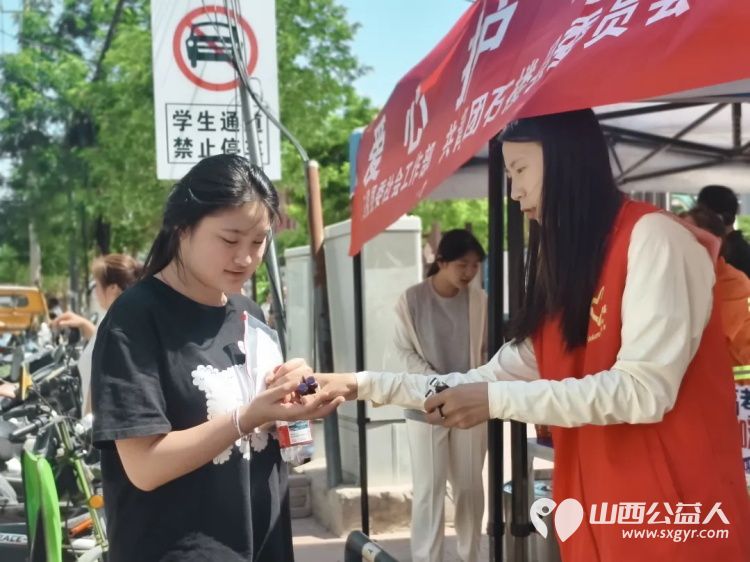 高考路上不孤单！石楼县青年志愿者协会这群红马甲神操作：清凉、解渴、救急，为梦想加油一站搞定 - 第36张