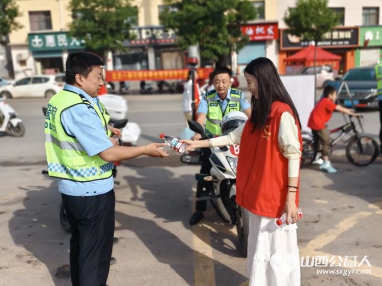 高考路上不孤单！石楼县青年志愿者协会这群红马甲神操作：清凉、解渴、救急，为梦想加油一站搞定 - 第35张