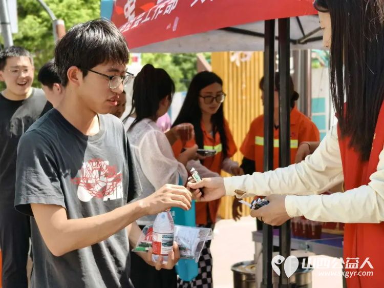 高考路上不孤单！石楼县青年志愿者协会这群红马甲神操作：清凉、解渴、救急，为梦想加油一站搞定 - 第34张