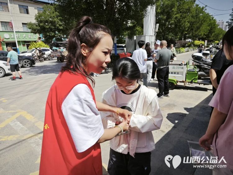 高考路上不孤单！石楼县青年志愿者协会这群红马甲神操作：清凉、解渴、救急，为梦想加油一站搞定 - 第33张