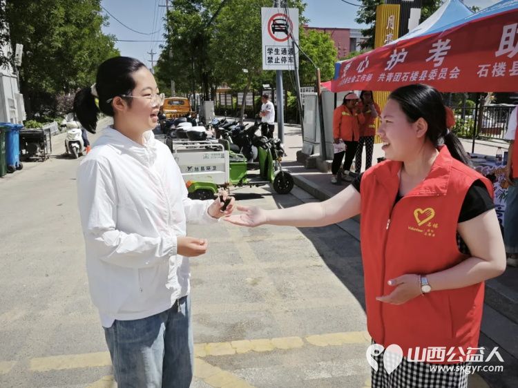 高考路上不孤单！石楼县青年志愿者协会这群红马甲神操作：清凉、解渴、救急，为梦想加油一站搞定 - 第31张