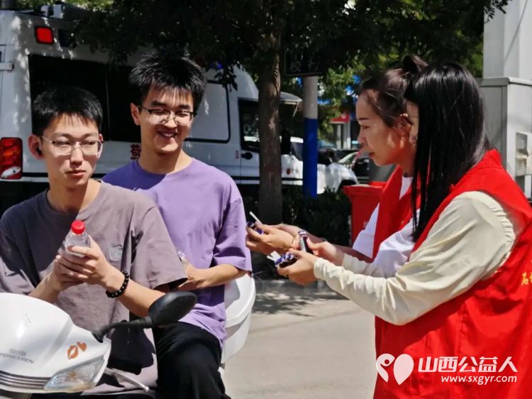 高考路上不孤单！石楼县青年志愿者协会这群红马甲神操作：清凉、解渴、救急，为梦想加油一站搞定 - 第29张