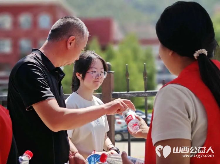 高考路上不孤单！石楼县青年志愿者协会这群红马甲神操作：清凉、解渴、救急，为梦想加油一站搞定 - 第30张