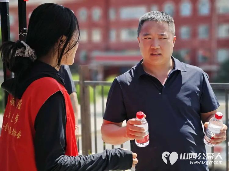 高考路上不孤单！石楼县青年志愿者协会这群红马甲神操作：清凉、解渴、救急，为梦想加油一站搞定 - 第27张